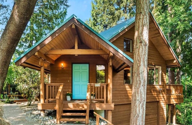 Spacious Cabin Style Home with Hot Tub, Sauna, King Bed, Loft, Free Parking