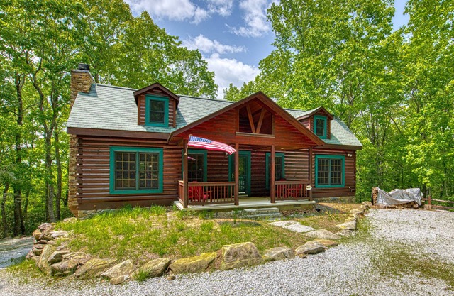 Spacious cabin w/private hot tub, pool table, deck, fireplace, 2 kitchens & A/C