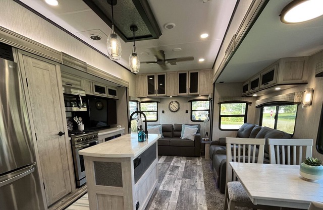 Spacious Camper Near The Bay
