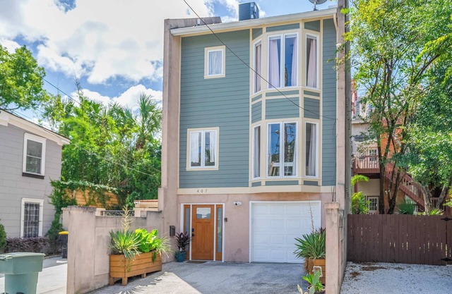 Spacious Carriage House| King Beds + Free Parking!