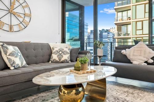 Spacious Central 2BR - Free Parking & Balcony & Pool