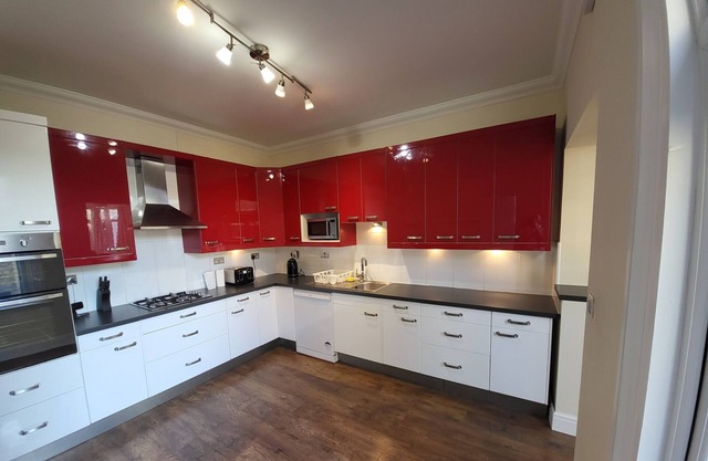 Spacious Central 5 Bedroom House by Tube Station