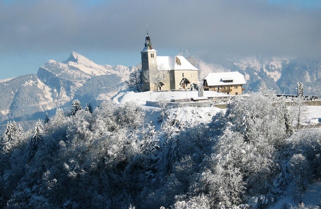 spacious chalet style apartment in Savoyard village 1000 meters Mont Saxonnex