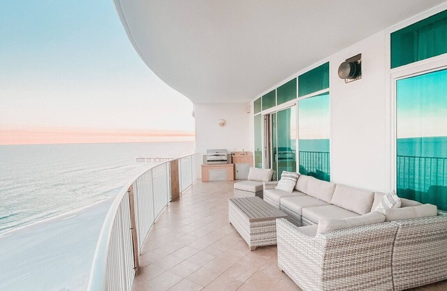 Spacious & Clean Oceanfront Paradise! Private Jacuzzi & New Grill! Great Reviews