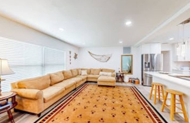Spacious Clearwater Getaway 4BR,3BA, Cowboy Pool, Pet-Friendly 10 Min to Beach