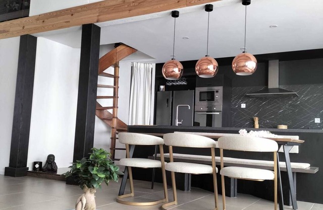 Spacious, comfortable loft 10 min from Avignon and St Remy de Provence.