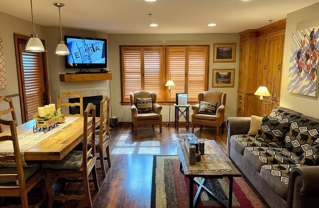 Spacious Condo w/Valley Views