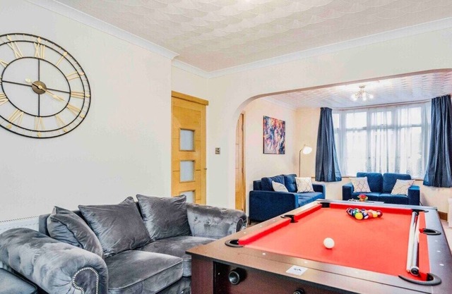 ⭐ Spacious Contractor🏡 6BR w/Parking &Pool Table