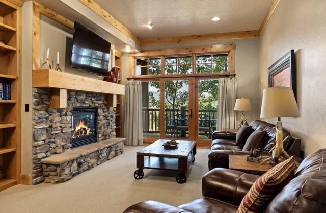 Spacious corner-unit private condo enjoys western views and resort amenity access!