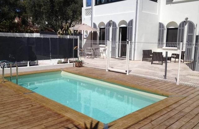 Spacious, cosy air-conditioned apartment in villa with pool near beach and shops