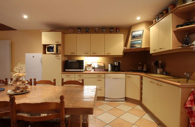 Spacious cottage with fireplace and secure pond in Ver, comfort guaranteed