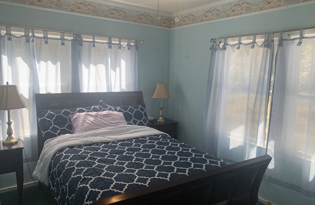 Spacious country retreat minutes away from downtown