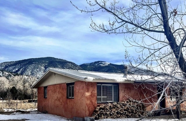 Spacious cozy home, minutes from adventure both in Red River & Taos.