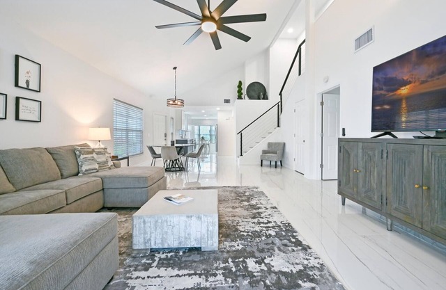 Spacious+cozy house, near the beach, heated pool.