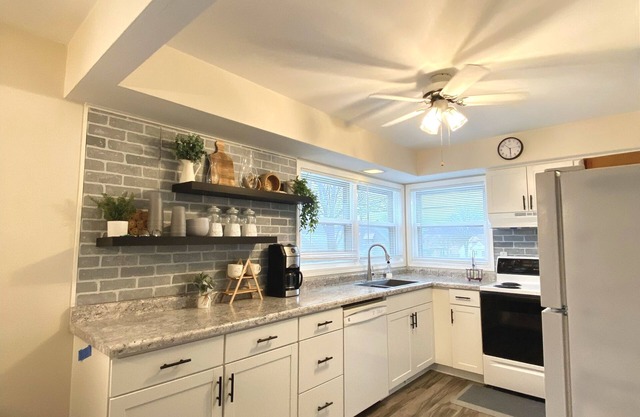 Spacious & Cozy Unit in the Heart of Milwaukee