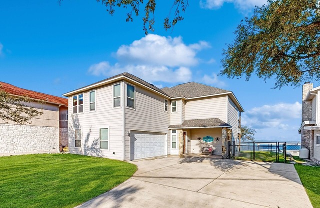 Spacious dog-friendly home with decks & beautiful views - near boat ramp & lake