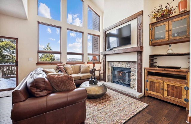 Spacious Dog-Friendly 4BR Townhome in Frisco - short drive to Breckenridge!