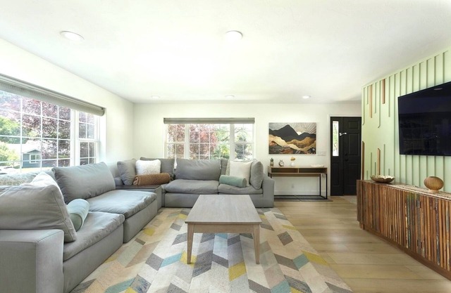 Spacious Family Retreat w/gourmet kitchen, 2.6 mi 2 downtown & 15 Min to Skiing