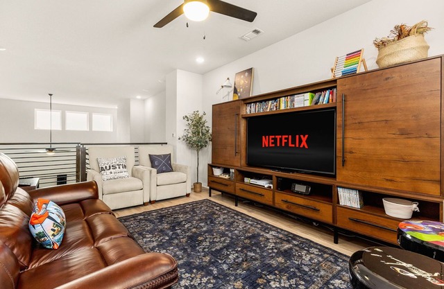 Spacious Family 5BR Getaway/Sleeps 12, Smart TVs & Open Living