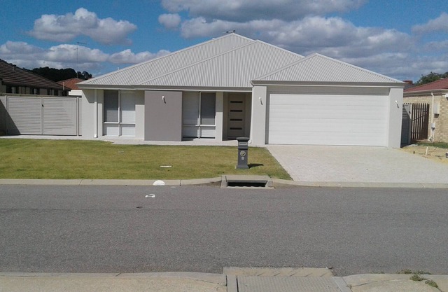 Spacious family home,5 minutes walk to beach