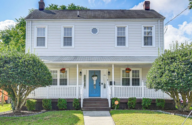 Spacious Family Home w/Yard in Dtwn Hampton!