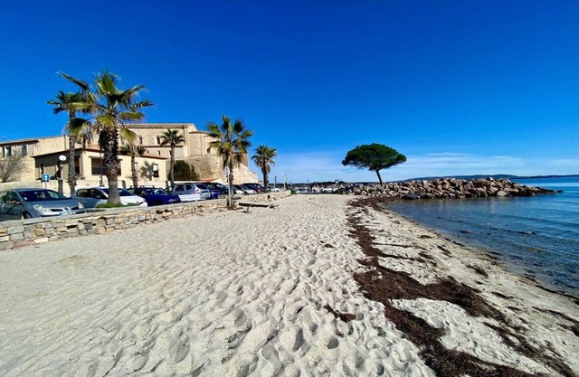 Spacious family villa for 8 with stunning views in Mèze