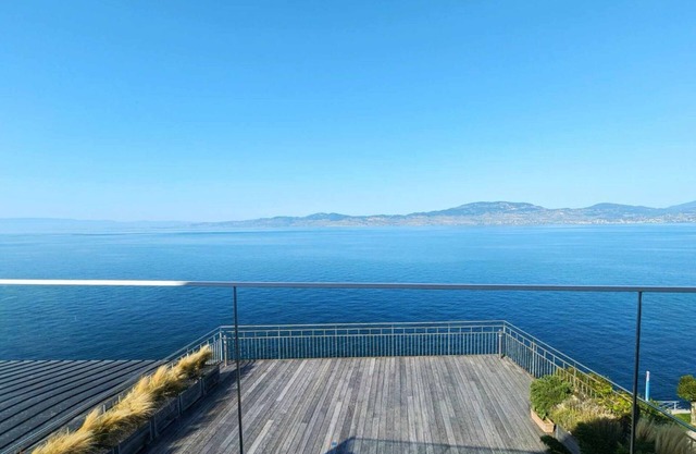 Spacious flat with magnificent terrace overlooking Lake Geneva.