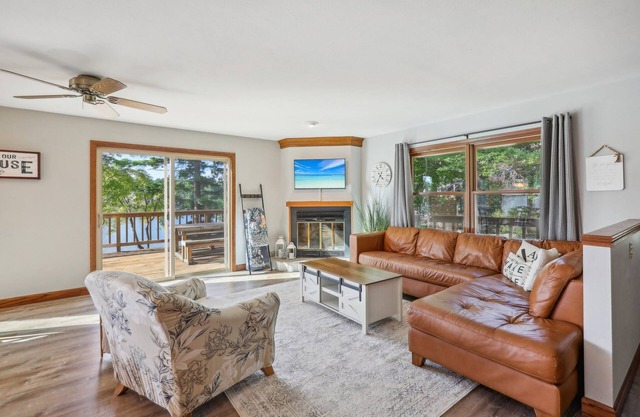 Spacious Four-Bedroom Home Overlooking Scenic Lake Delton. Dog-Friendly!