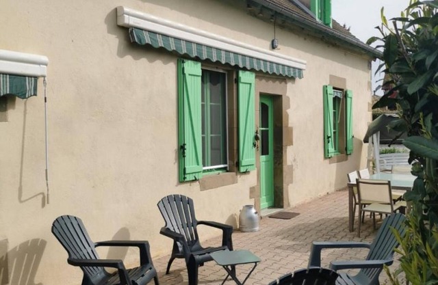 Spacious farmhouse with enclosed garden in Saint-Aubin-le-Monial