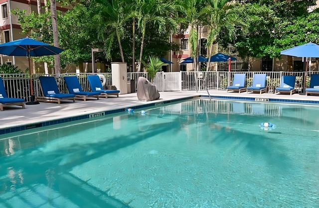 Spacious Good-Value Suite w/Kitchen! FREE Breakfast, Outdoor Pool!