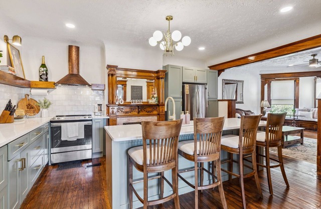 Spacious Home Chef's Kitchen, BBQ Grill, 5 Min Cle Clinic, Hot Tub, ADA, King