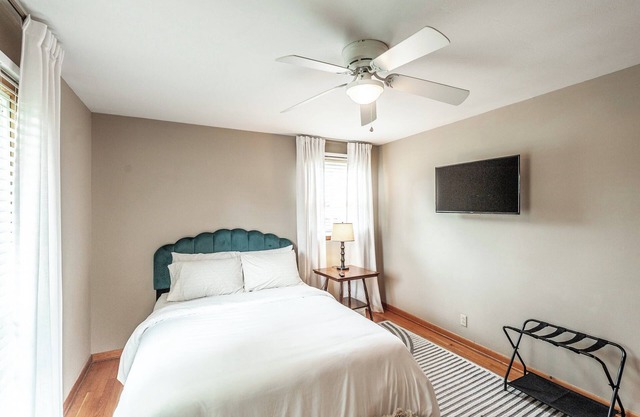 Spacious home in quiet neighborhood - half mile from Historic Gallatin Square