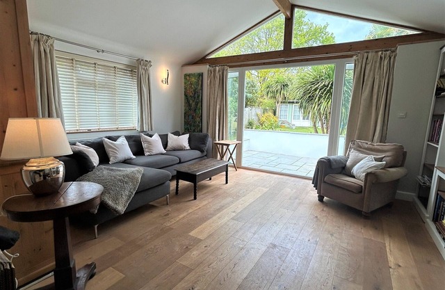 Spacious Home, Near Marinas, parking and garden