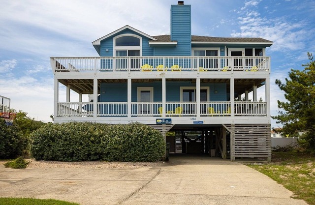 Spacious Home, Private Pool&Spa~2 minute walk to the beach!