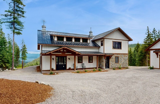 Spacious home w/full kitchen, convenient location & great views - near lake