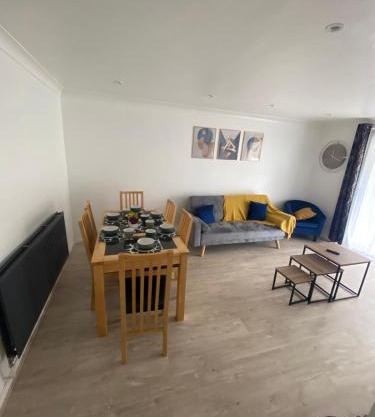 Spacious Home with Garden in Harlow, Suitable for Contractors & Relocators