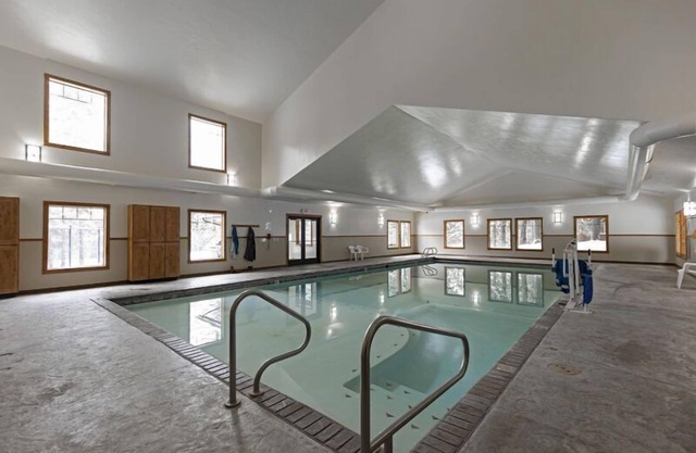 Spacious home with great amenities and close to skiing - pool, hot tub, whitefish lake access