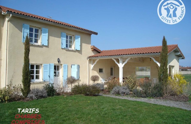 Spacious house with pool and garden in Chalain-le-Comtal