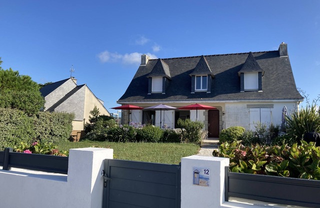 Spacious house facing the sea