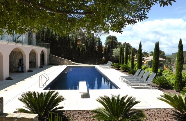 Spacious house/large Pool 8 mins walk to Begur Fabulous Padel Club very close by