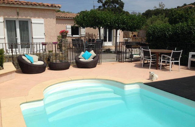 Spacious house, quiet, shaded, air-conditioned, private pool, sea and mountain views