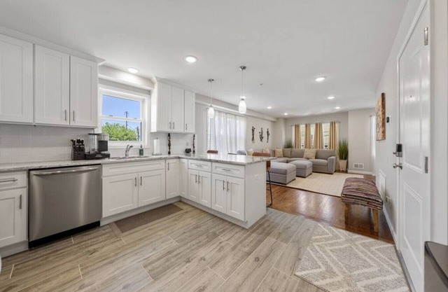 (Spacious House – Sleeps up to 20+ guests | Near Airport & City)