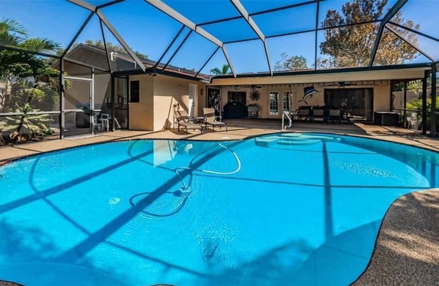 Spacious House w/Heated Pool and Game Machine - minutes from the Beach