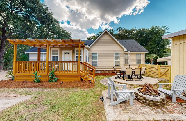 Spacious house with deck, firepit + minutes from Kiawah