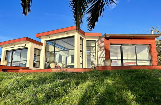 Spacious house with breathtaking sea views