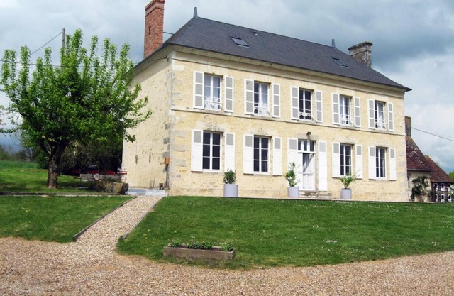 Spacious House with Covered Pool and WIFI in Laleu