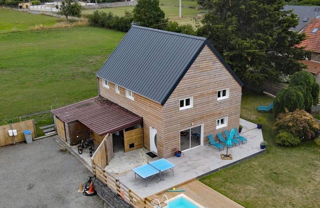 Spacious house with pool in Jullouville