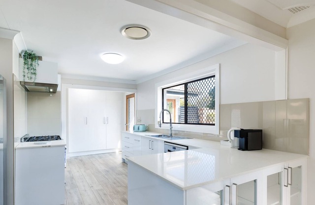 Spacious House with Pool - 5 min walk to Lake