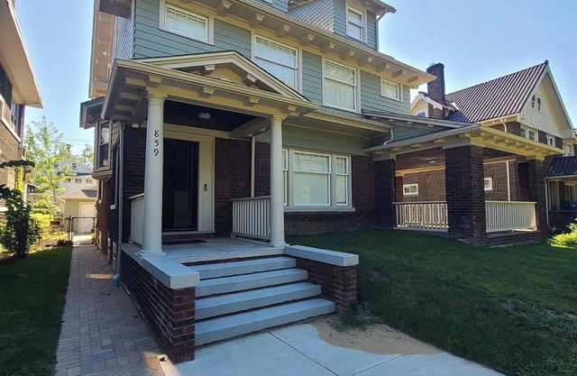 Spacious House with WiFi via Cultural Gardens in Cleveland