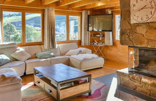 Spacious independent chalet, 18 people, 7 bedrooms, WiFi, near shops!